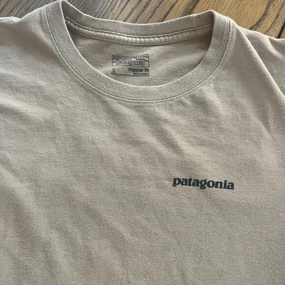 Patagonia Fish Fitz Roy Graphic Mojave Khaki Brown Men's Large Trout T Shirt - Picture 2 of 5